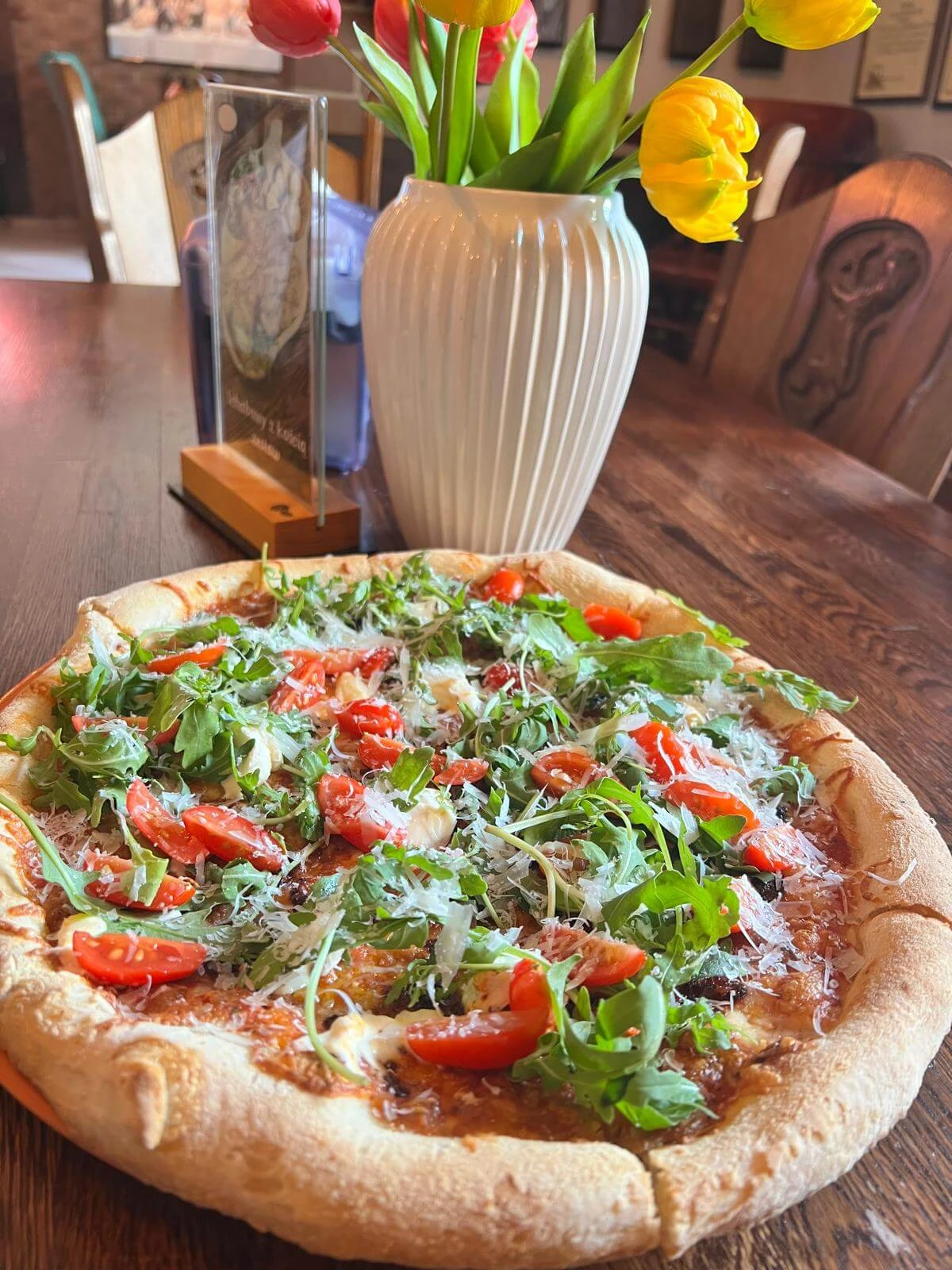 Strona główna Pizza z rukolą, pomidorkami i tartym serem